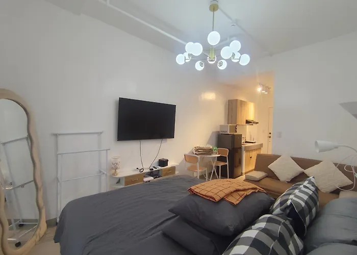 Flat In Tomas Morato With Balcony, Netflix, Karaoke *