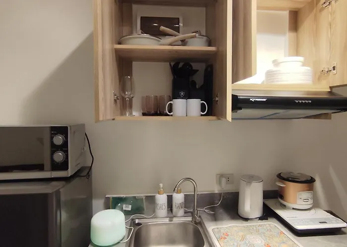 Flat In Tomas Morato With Balcony, Netflix, Karaoke 公寓式飯店