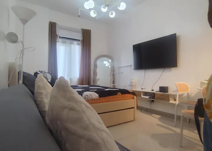 Flat In Tomas Morato With Balcony, Netflix, Karaoke 公寓式飯店 *